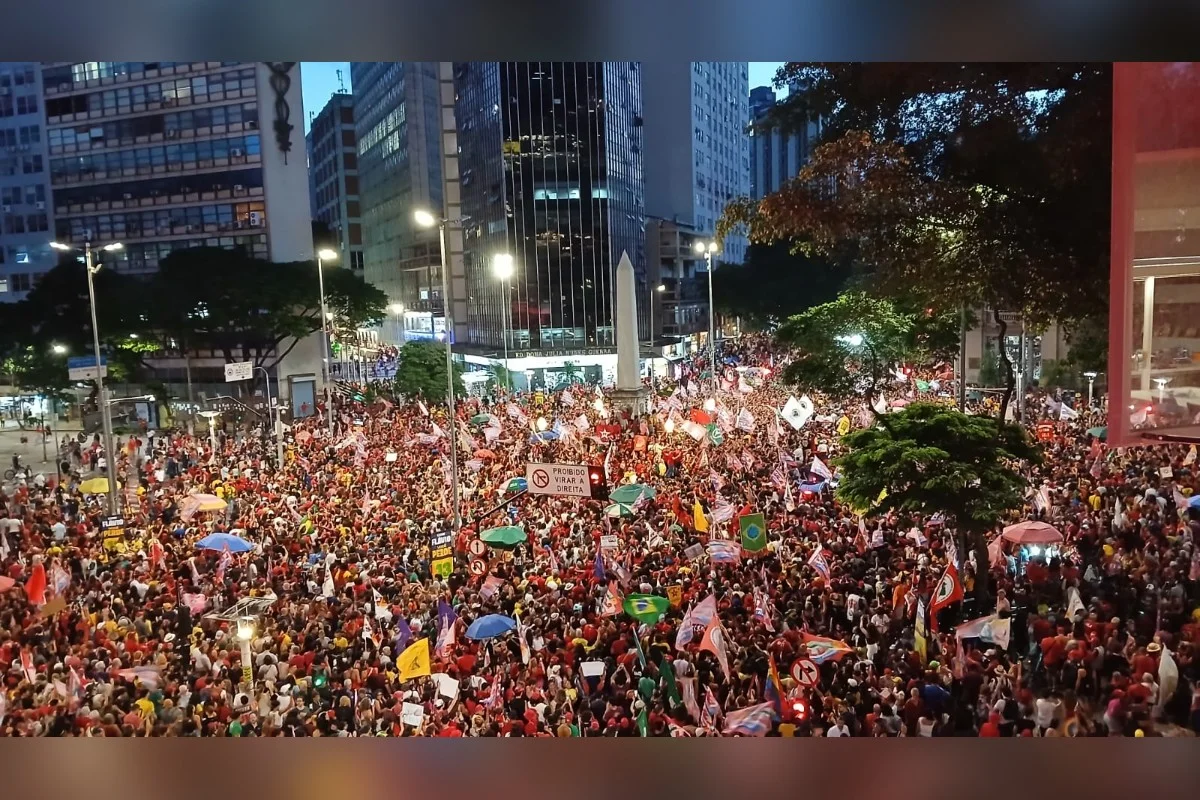 Praça Sete no centro de BH lotada em ato de Lula Praça Sete no centro de BH lotada em ato de Lula