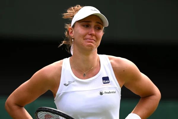 Chorando, Bia Haddad sente lesão na lombar e desiste do Wimbledon
