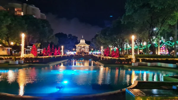 Fotografia colorida de praça enfeitada para o Natal-Metrópoles