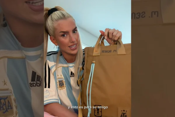 Foto colorida de presente de messi - metrópoles