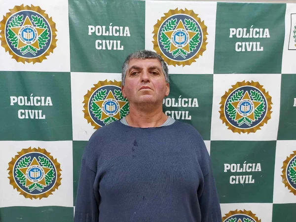 Polícia prende Marcos Custodio Ferreira, de 52 anos, que matou vizinho por causa de galo que aprender cantar Bolsonaro