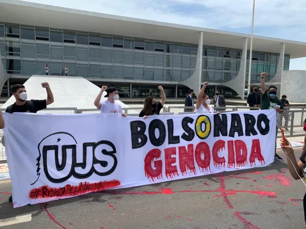 Protesto com “sangue” no Planalto lembra 300 mil mortes por Covid