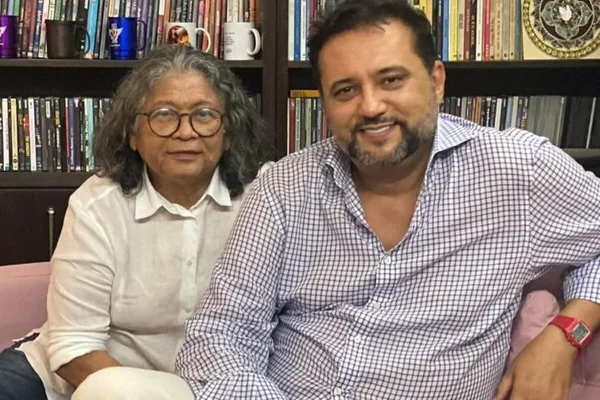 Geraldo Luís e Marlene Mattos posam juntos e sorridentes - Metrópoles