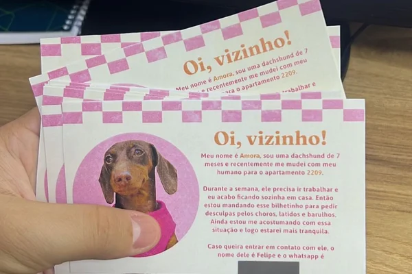 Foto colorida de um bilhete cor de rosa - Metrópoles