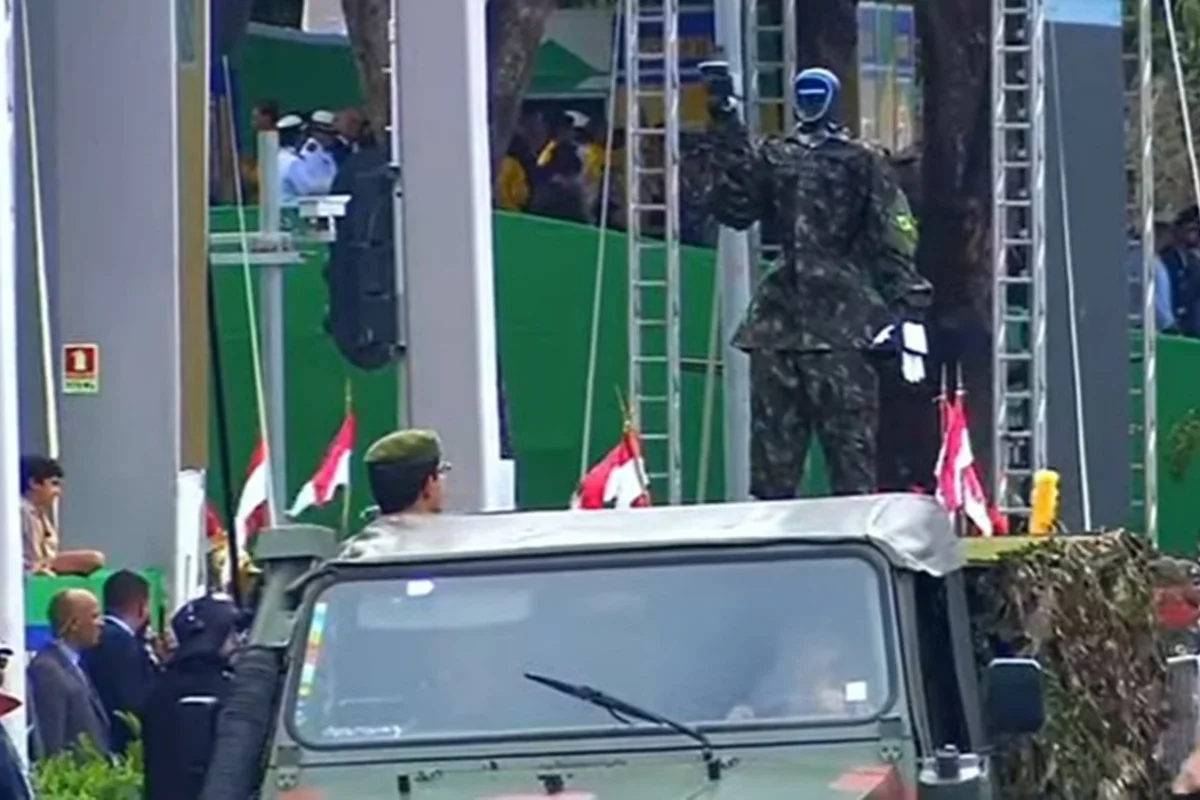 Robô do Exército bate continência aos chefes dos Três Poderes no 7/9
