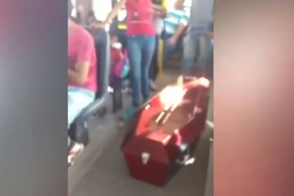 Família é forçada a levar caixão dentro de ônibus após carro quebrar