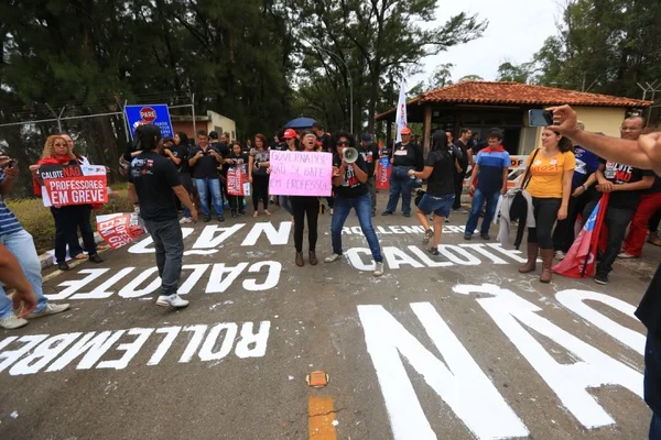 Professores protestam em Taguatinga e marcham rumo à residência oficial do governador