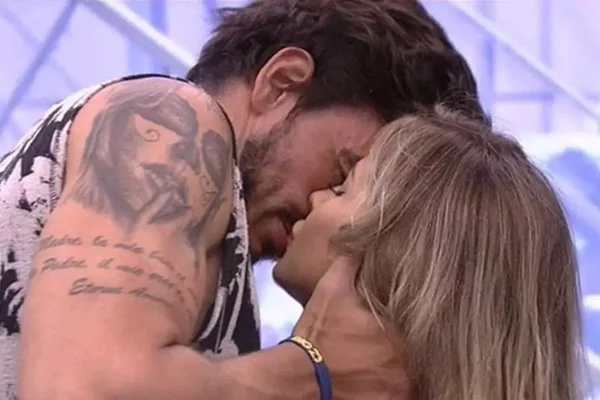 Guilherme beijando gabi no bbb20