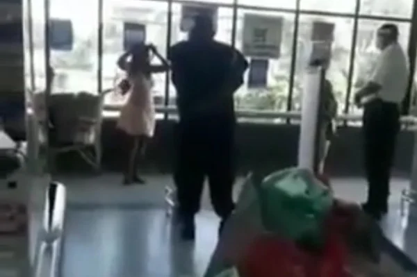 sem máscara, mulher põe calcinha no rosto ao ser barrada em mercado