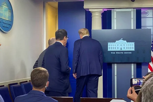 Donald Trump deixa coletiva na Casa Branca após tiros