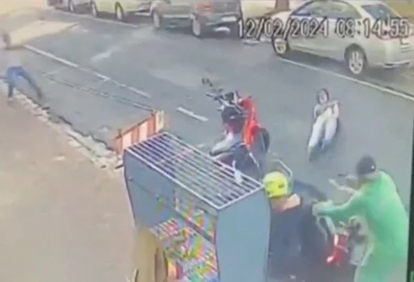 Imagem colorida mostra PM reformado caído no chão após tomar um tiro de um bandido que estava vestido de gari em Ribeirão Preto, interior de São Paulo; suspeito foi preso - Metrópoles