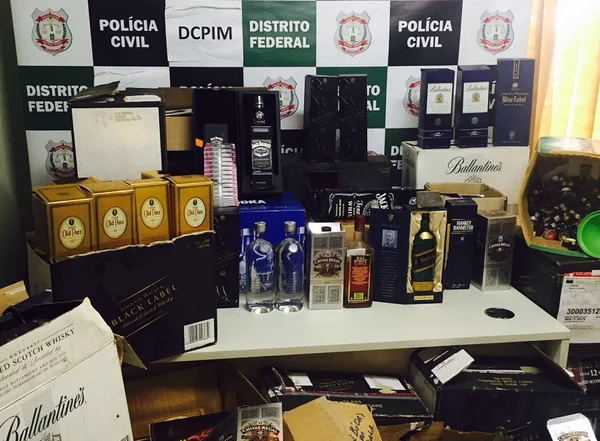 Polícia Civil apreende 500 garrafas de bebidas com selos falsificados