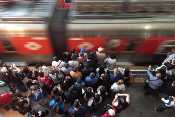 Imagem mostra passageiros - Metrópoles