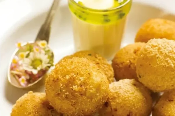 Gostoso demais: faça a receita do bolinho de mandioca e linguiça