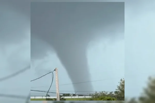 Imagem colorida de tornado em Alto Paraná