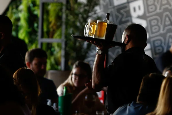 foto colorida de pessoas em bar