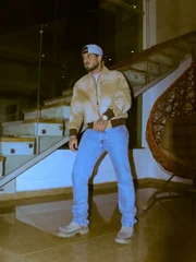 Alguns toques modernos também se fazem presentes no visual recente, como calças jeans e solas de calçado tratoradas