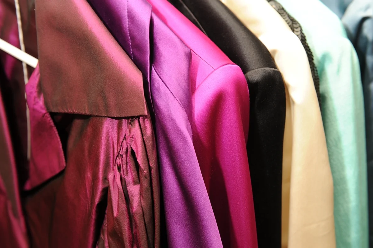 Roupas de seda também fazem parte do grupo de peças que não devem ir em secadoras. Também devem secar na sombra Roupas de seda também fazem parte do grupo de peças que não devem ir em secadoras. Também devem secar na sombra