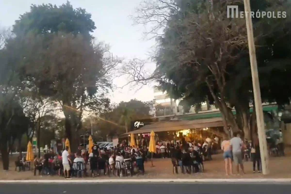 Vídeo: lanchonete às margens do Eixão promove festas com aglomeração e som alto