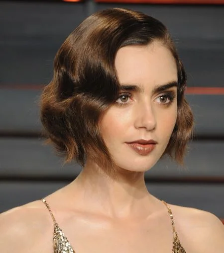 A artista também investe em batons de tons nude e com colorações marrom. O cabelo curtinho e com ondas marcadas é puro charme A artista também investe em batons de tons nude e com colorações marrom. O cabelo curtinho e com ondas marcadas é puro charme