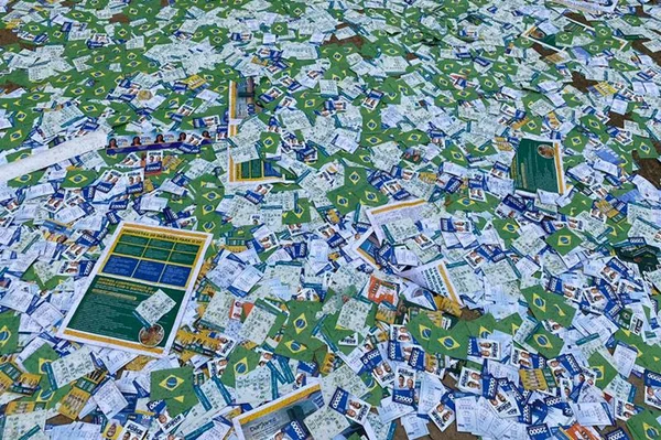 Santinhos espalhados por rua do DF durante votação nas Eleições 2022
