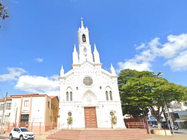 Imagem mostra igreja - Metrópoles