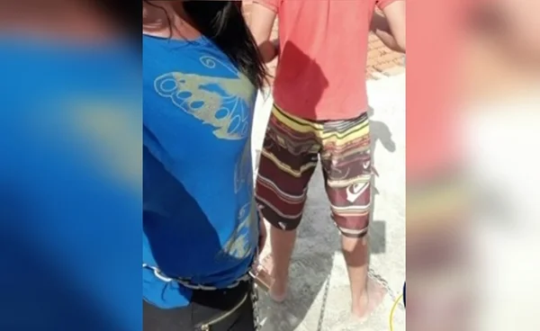 Mãe se acorrenta a filho viciado em crack: “É melhor que vê-lo morto”