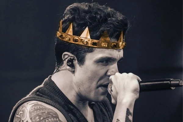 Imagem em preto e branco do cantor Luan Santana usando coroa - Metrópoles