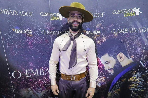Gusttavo Lima se veste de gaúcho em show e divide opiniões