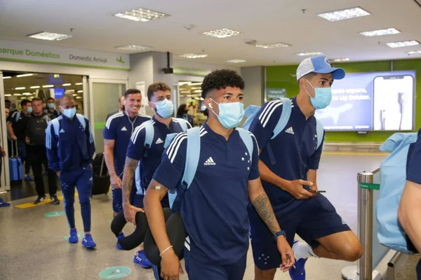 Cruzeiro desembarca em Brasília para jogo contra a Chape no Mané