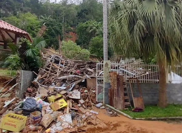 imagem de entulho após estragos arrastados pela chuva