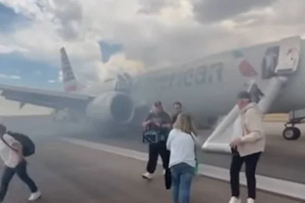 Foto colorida de avião sendo evacuado nos Estados Unidos - Metrópoles