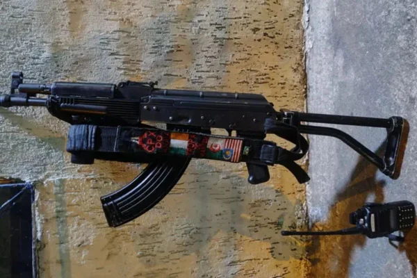 Foto colorida de fuzil polonês encontrado no Rio - Metrópoles