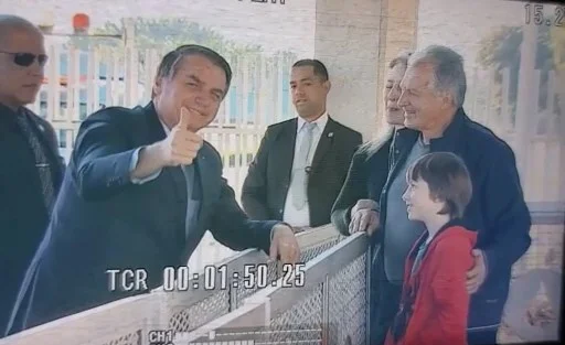 “Menina brinca de boneca e menino brinca de arminha”, diz Bolsonaro