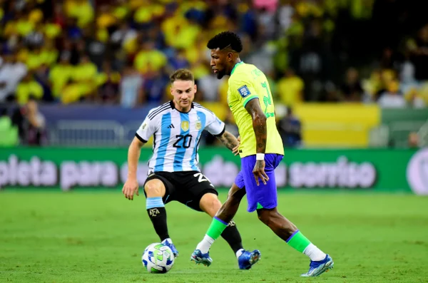 Imagem colorida do jogador Emerson Royal pela Seleção Brasileira