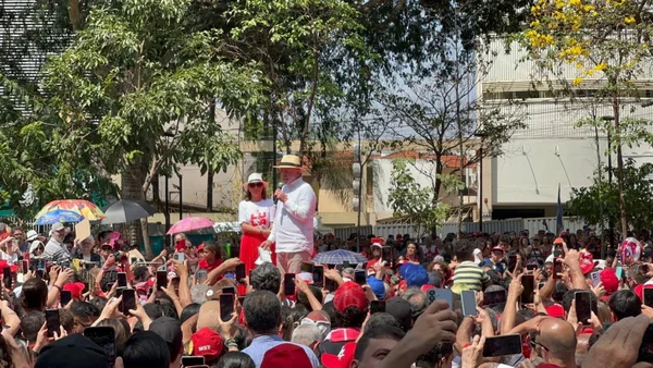 “Trump, faça um Pix para você ver como é bom”, convida Lula em comício - destaque galeria