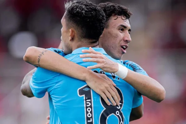 Foto colorida dos jogadores do Santos - Metrópoles