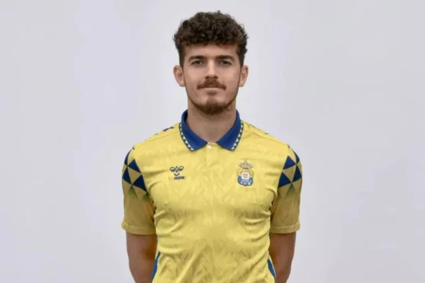 Foto colorida de zagueiro do Las Palmas - Metrópoles