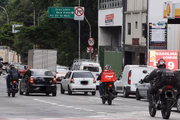 Motos passam pela Rua da Consolação, em São Paulo