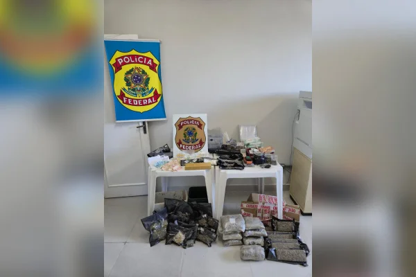 PF prende traficante que estocava tijolos de maconha em casa no Rio