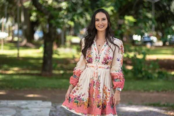 Kheli Abreu completa novo ano com celebração no restaurante Marie