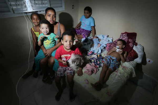 Karen Cristina posa com seis filhos e um cachorro
