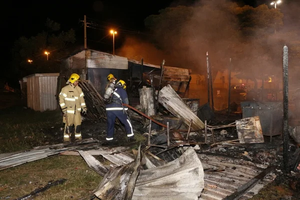 Incêndio atinge quatro quiosques em frente ao Hospital Regional do Gama