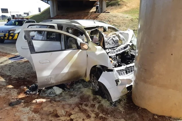 Mulher passa mal, perde controle do carro e morre após bater em poste