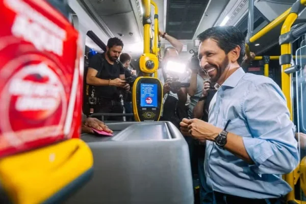O prefeito Ricardo Nunes em ônibus em São Paulo - Metrópoles