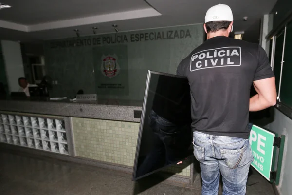Polícia Civil prende quadrilha que aplicava golpes em milhares de aposentados no DF