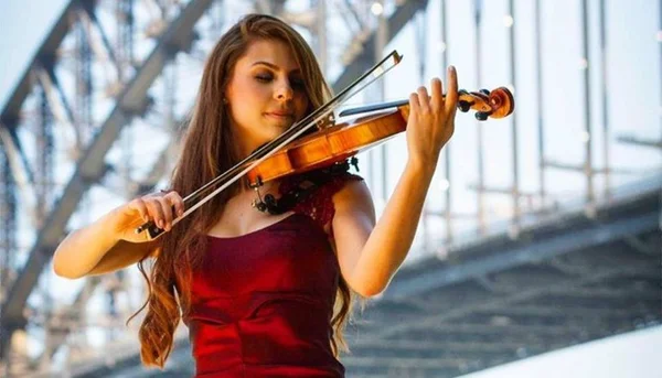 Violinista apoiada por Luciano Huck atinge 500 mil seguidores no Instagram