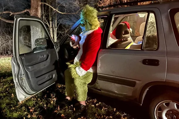 Imagem colorida mostra homem fantasiado de Grinch após acidente de carro - Metrópoles