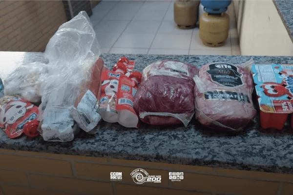 Imagem colorida de carnes, iogurtes e outros alimentos furtados pela mãe e filha - Metrópoles