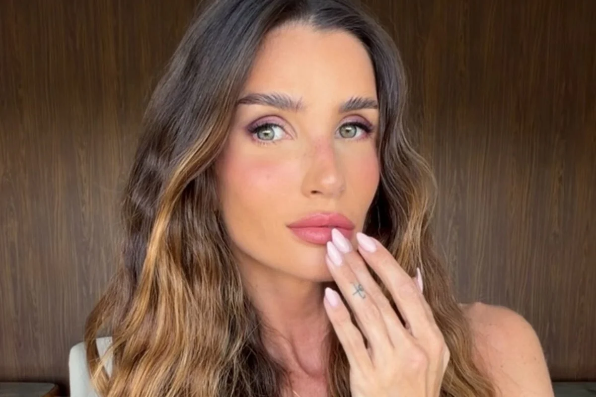 Aline Gotschalg quebrou a unha e ficou com o polegar sangrando Aline Gotschalg quebrou a unha e ficou com o polegar sangrando
